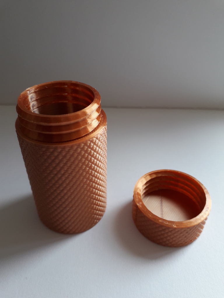 knurled pot with screw lid 