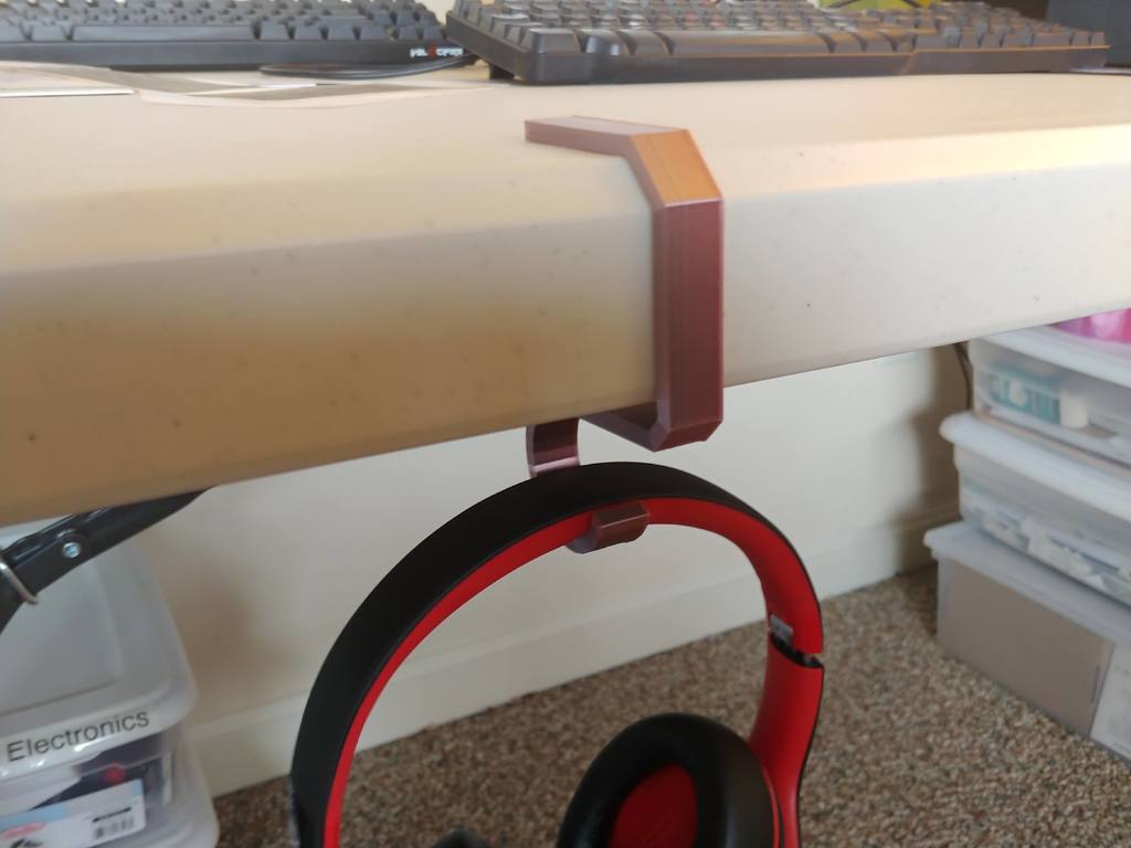 Headphones holder for staples card table