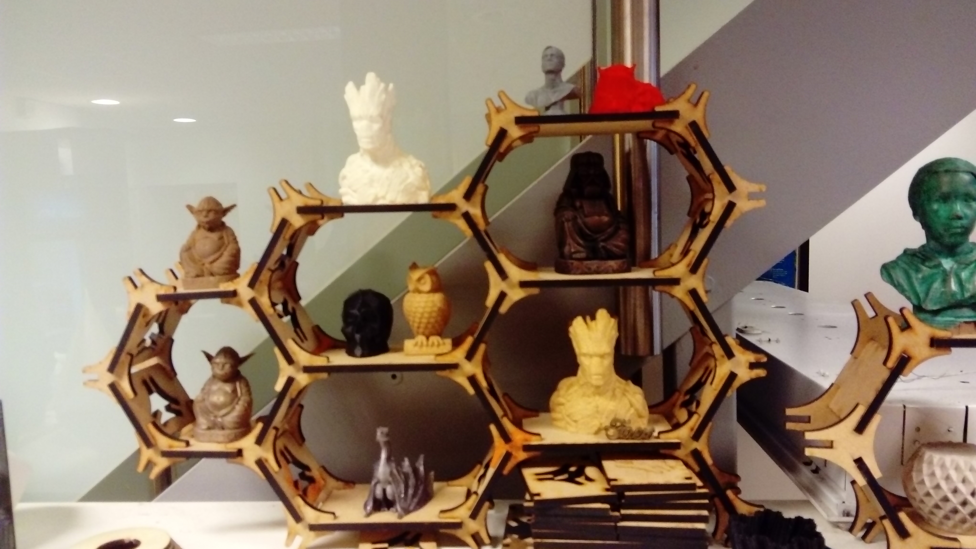 Extendable lasercut hexagonal shelves
