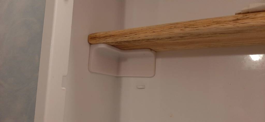 Shelf corner bracket