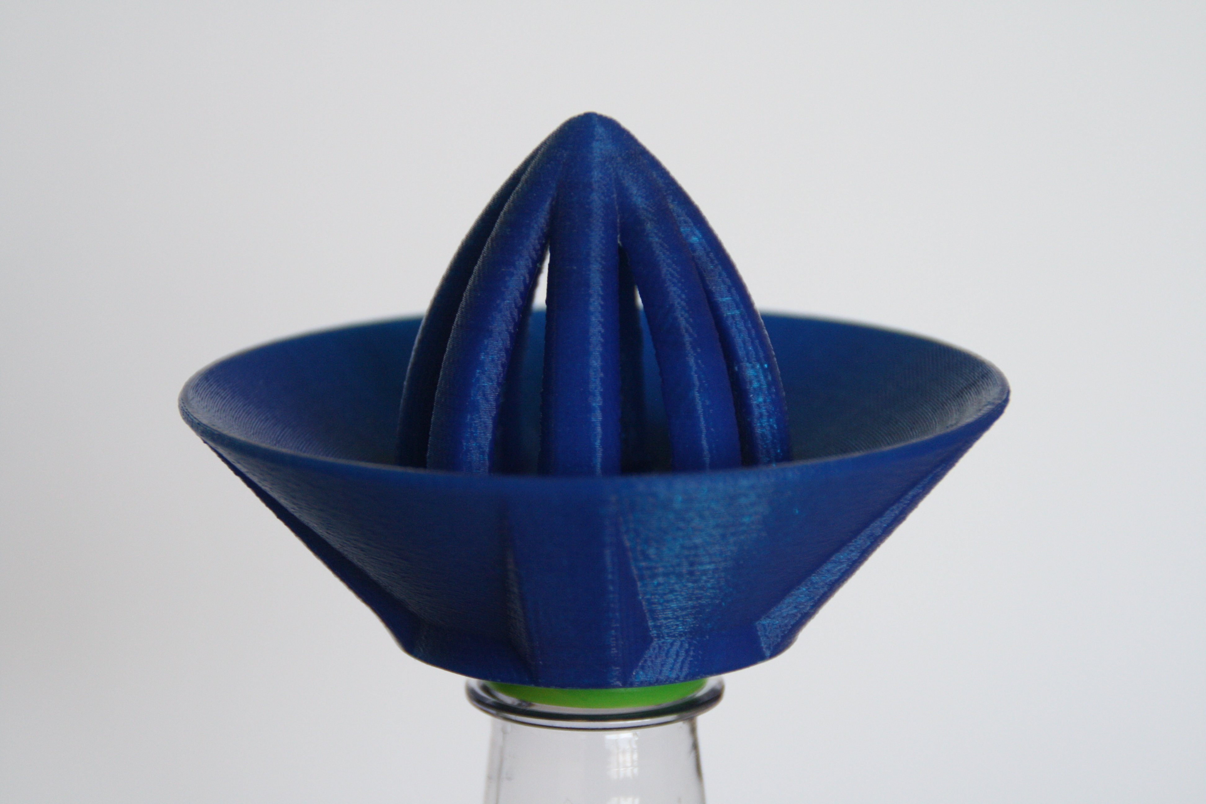 Screw on bottle citrus juicer v2
