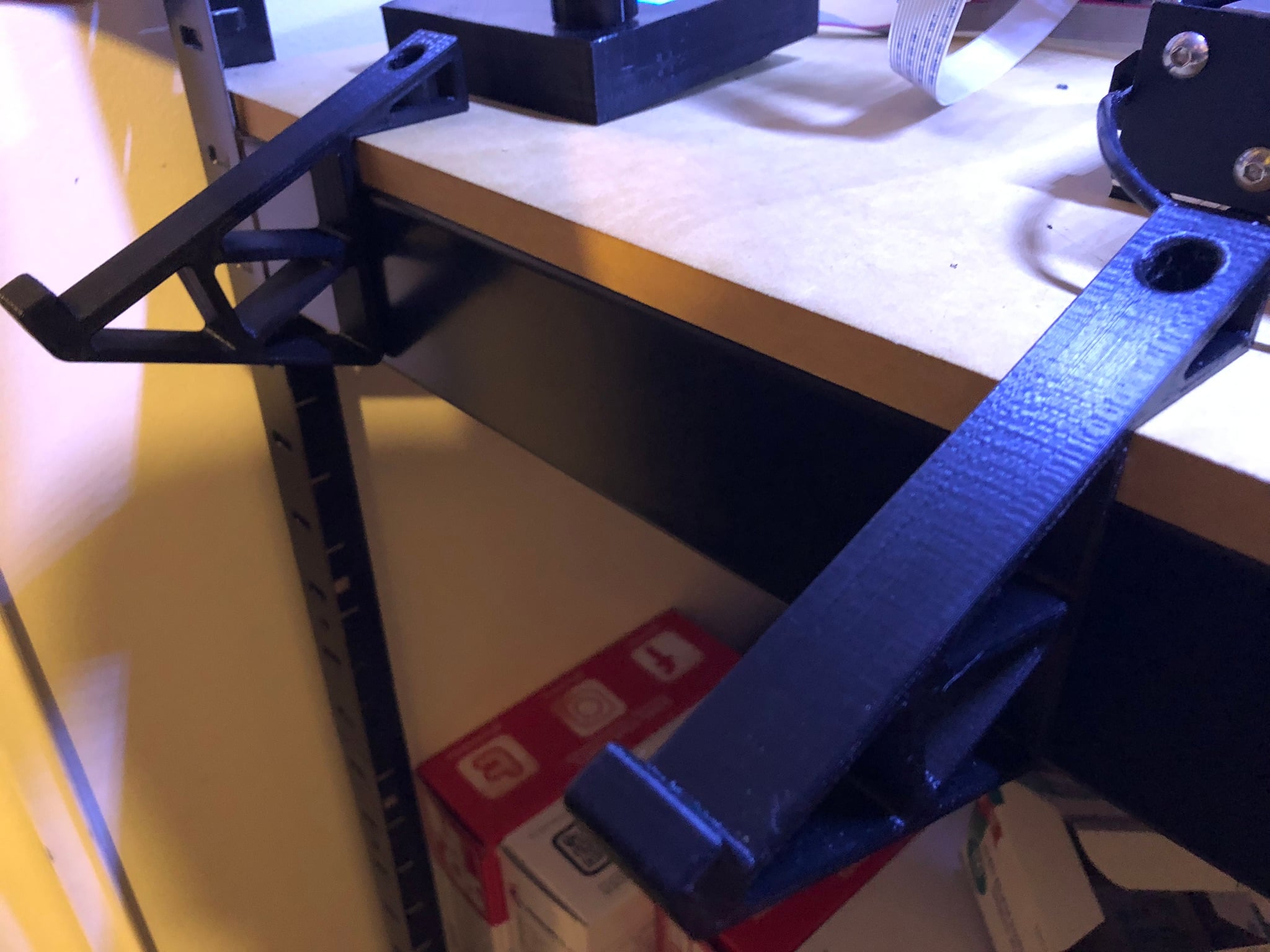 Support de clavier pour étagère métalique