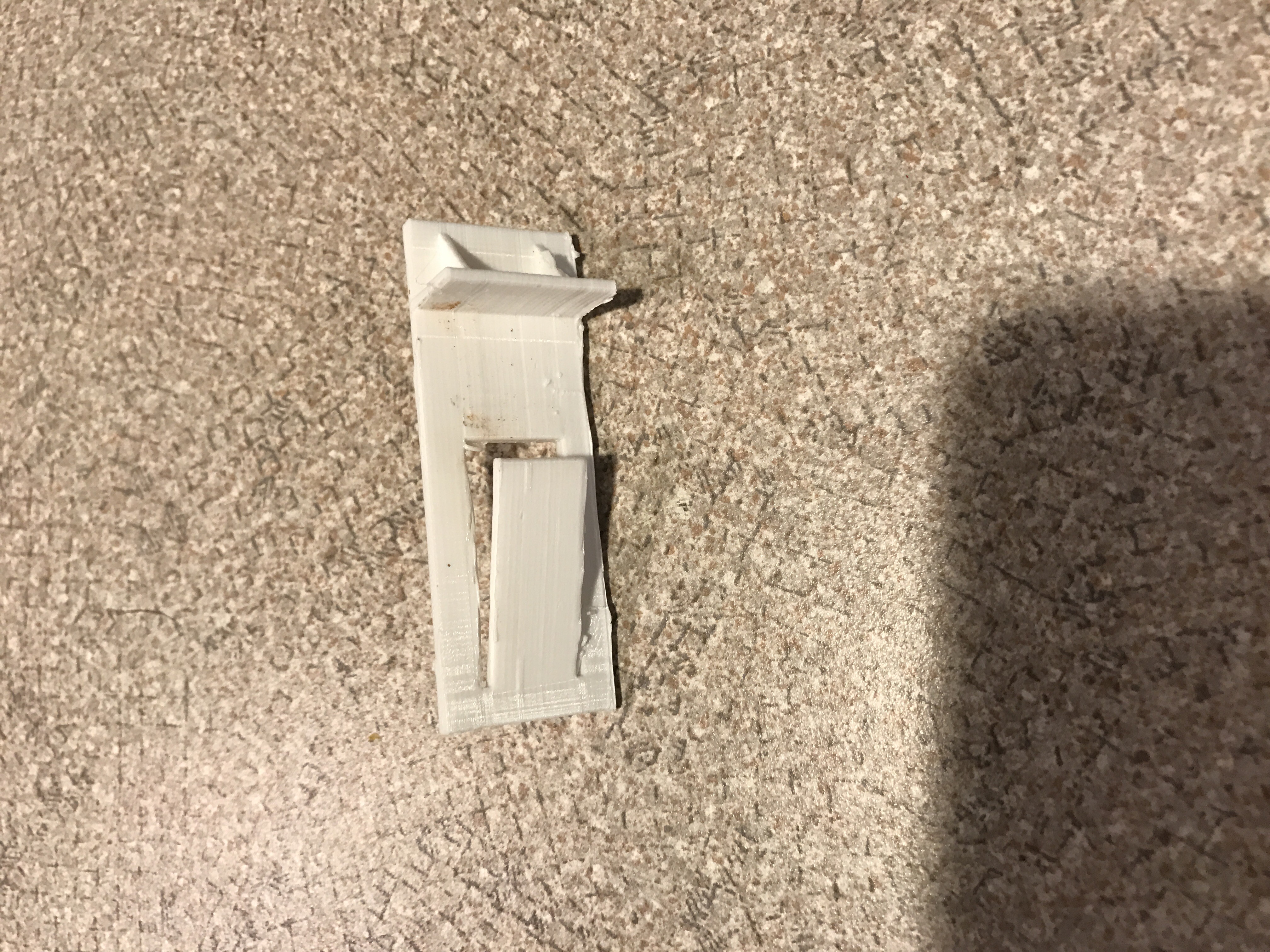 Locking shelf peg