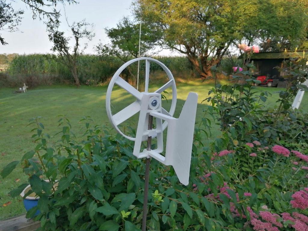 Small wind turbine. Rotor Ø200mm 8 blades. Easy print version, no support needed.
