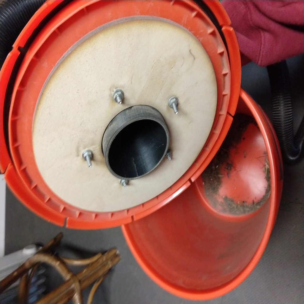 Cyclone bucket lid reinforcement