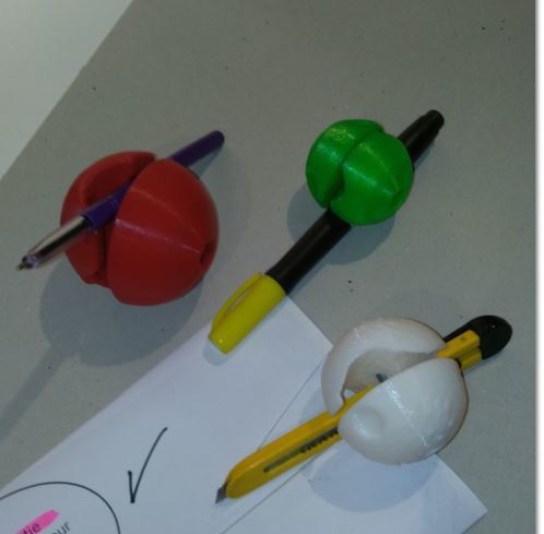 Spherical pencil holder / Boule porte crayon