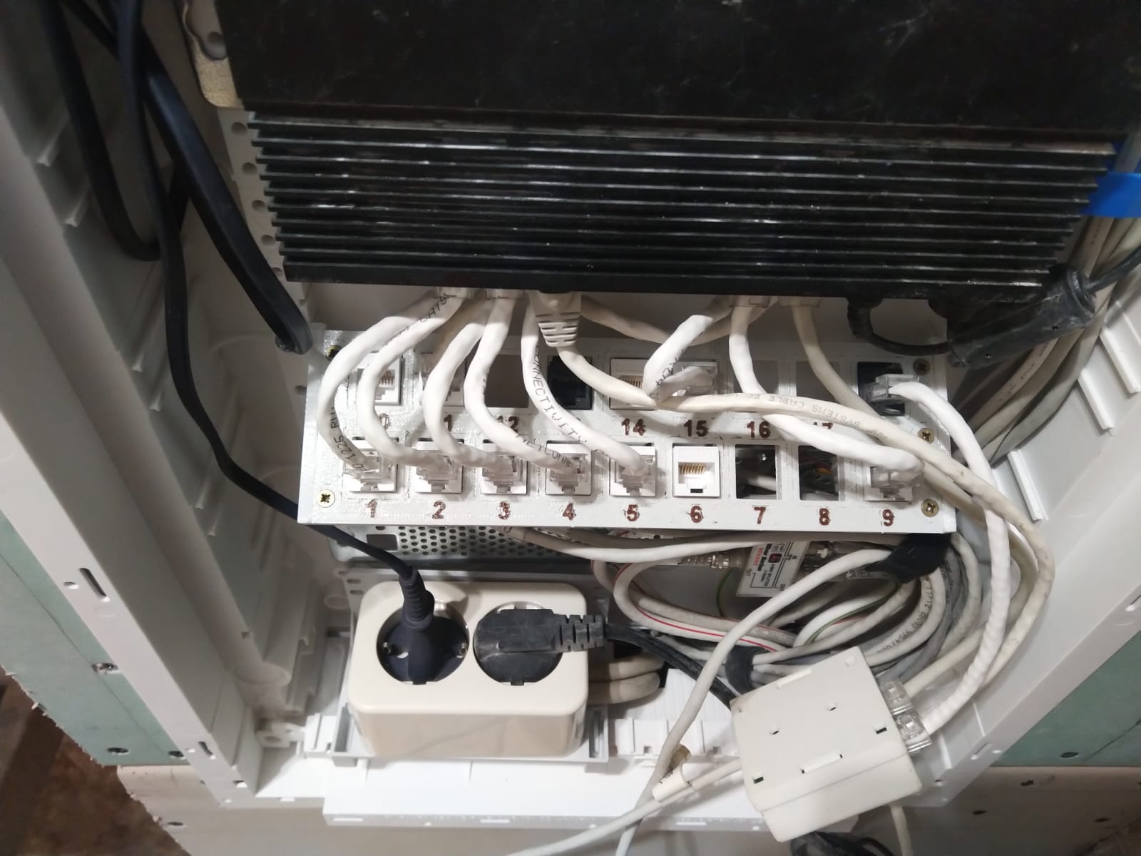 Keystone (RJ45) patch panel for ABB UK600 series media enclosure