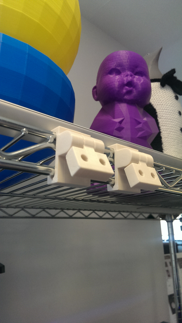 Customizable print-in-place hinge for wire rack