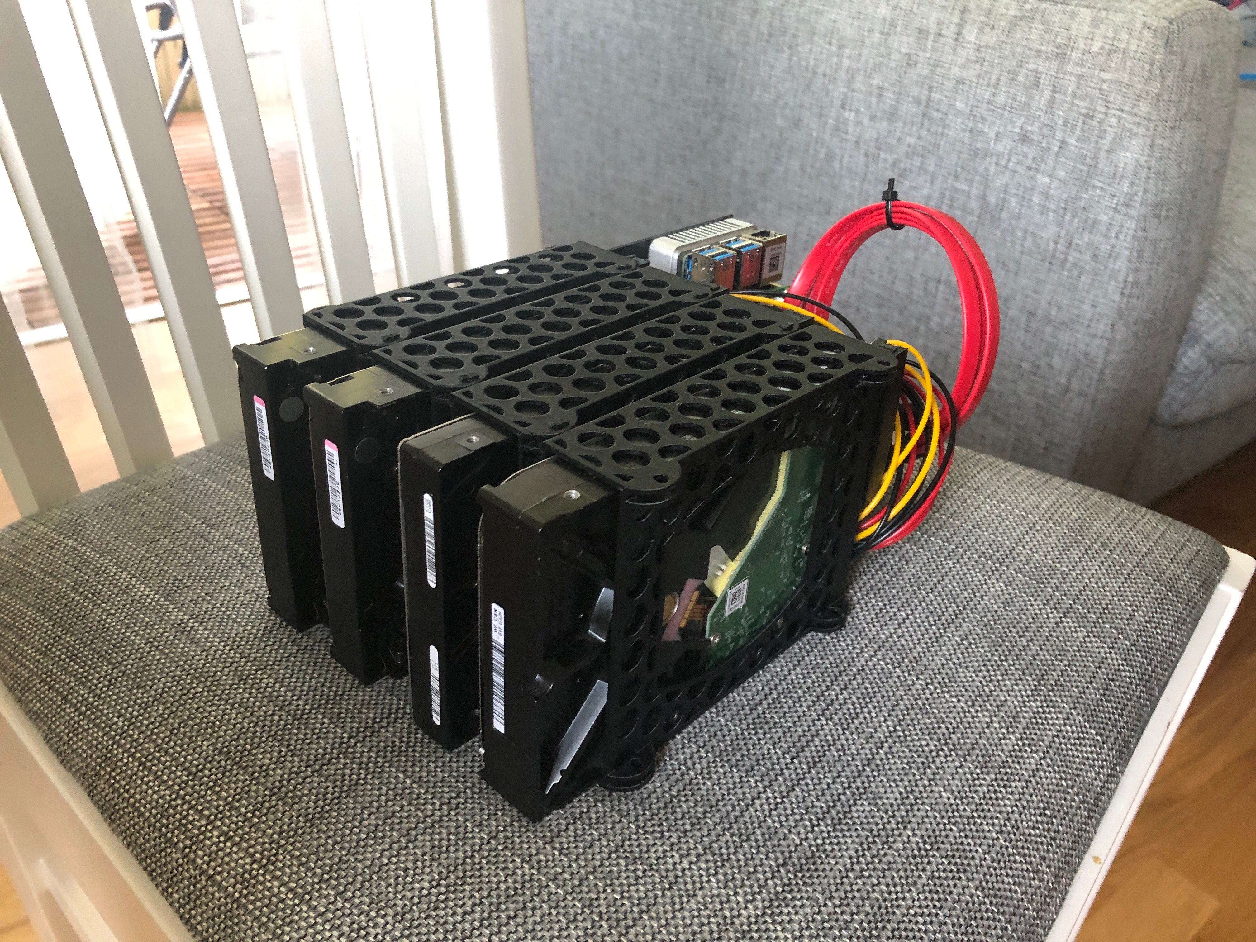Hot-Swapable 3.5" or 2.5" Hard Disk Cabinet for Nano Pi M4 (optional)