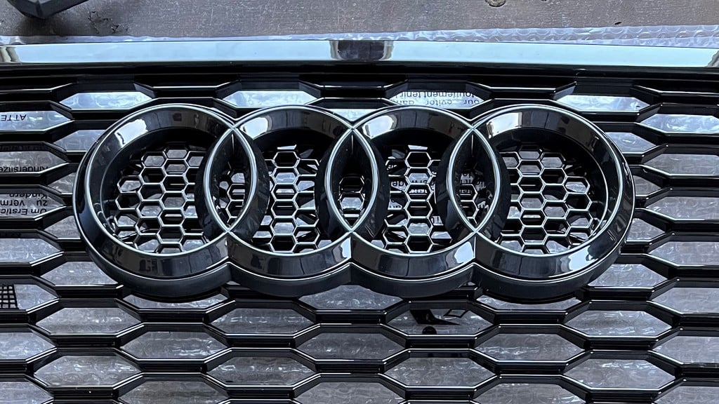 Audi A3 A4 A5 A6 A7 Wabengrill Emblemhalterung honeycomb grille badge holder