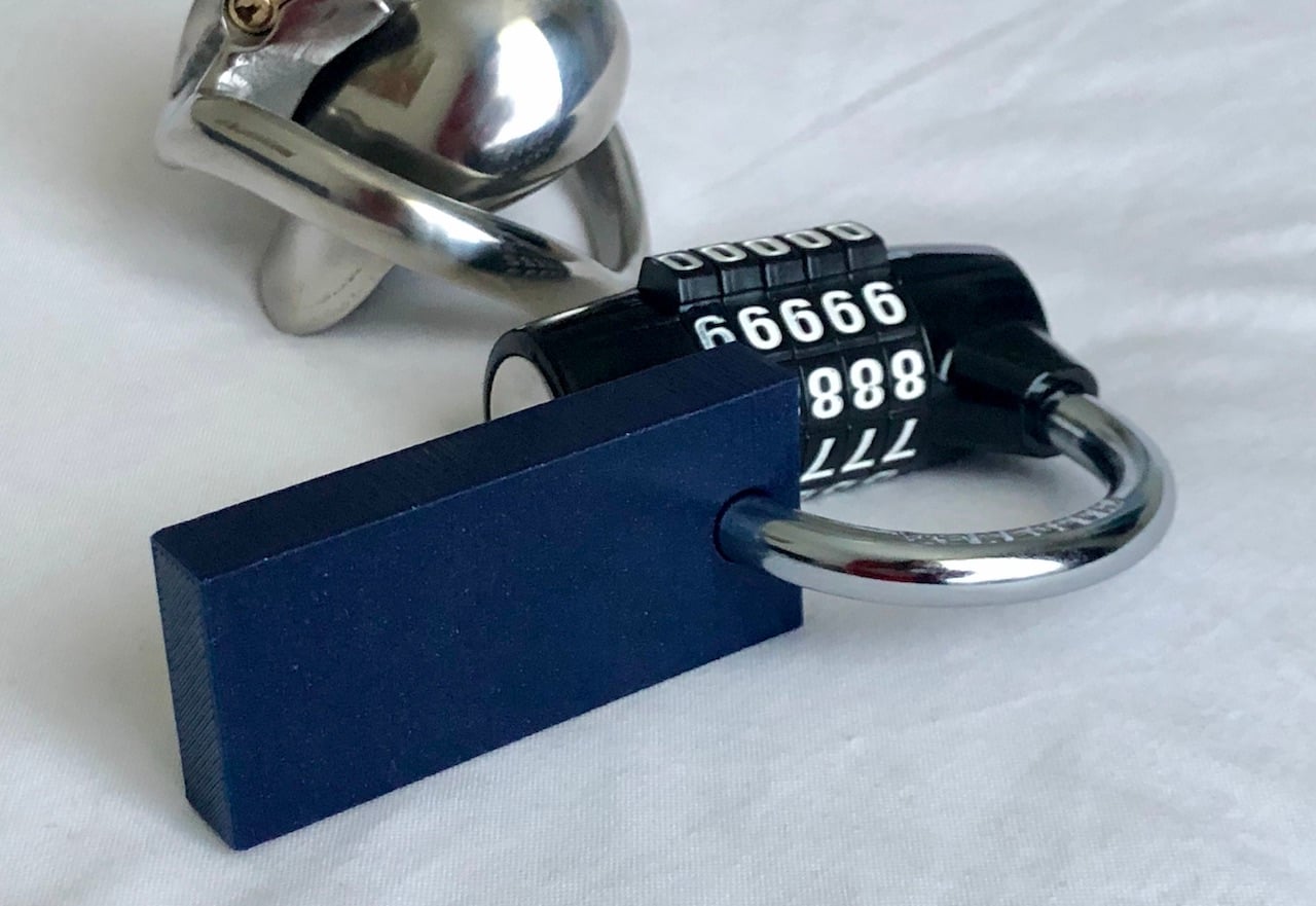 Simple key box for chastikey with padlock hole