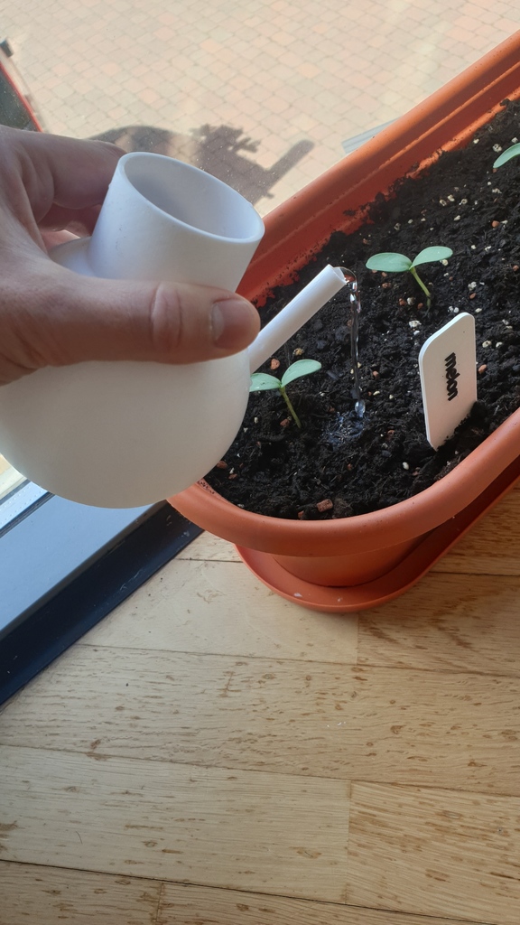 Support free mini watering can
