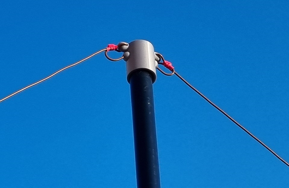 Amateur radio wire dipole antenna center box