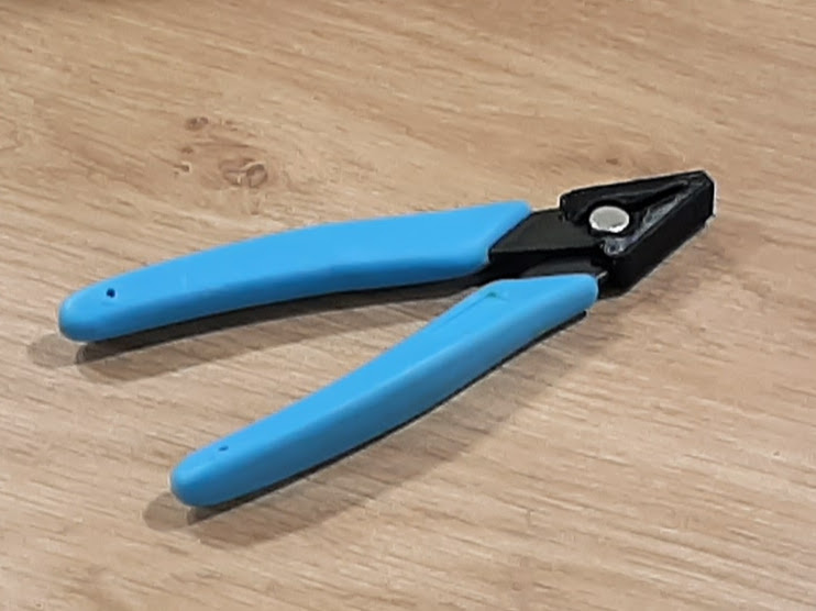 Cap for filament cutter tool