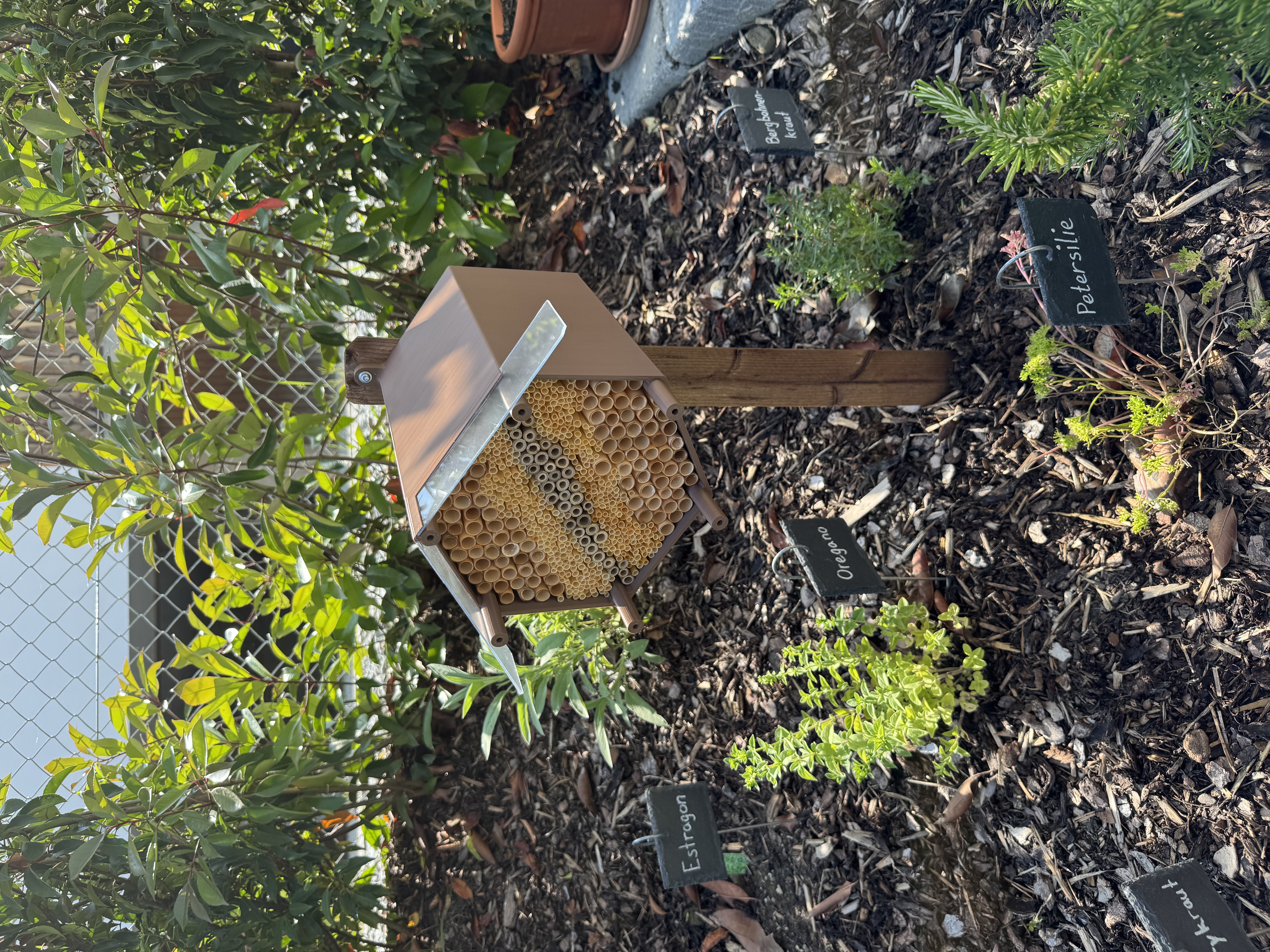 Wild Bee House / Hotel - Wildbienen-Haus / Hotel