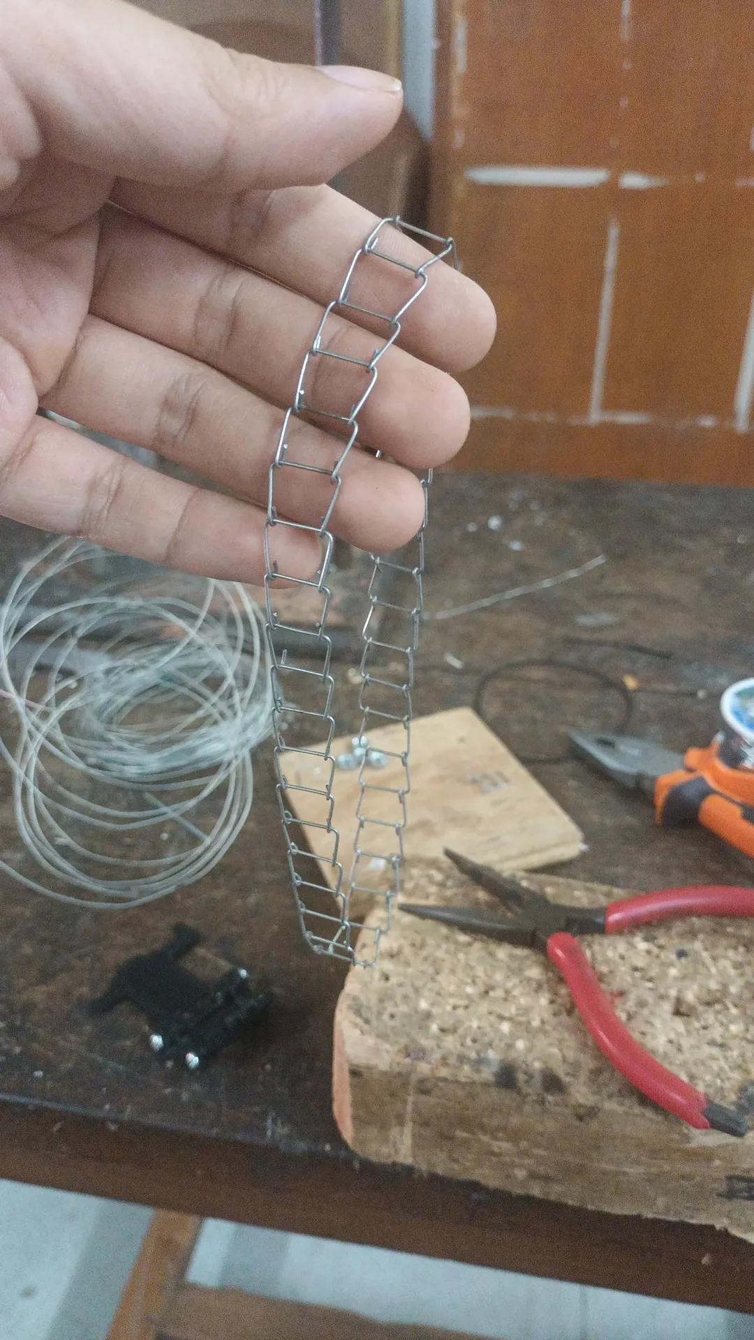 Wire chain bending tool