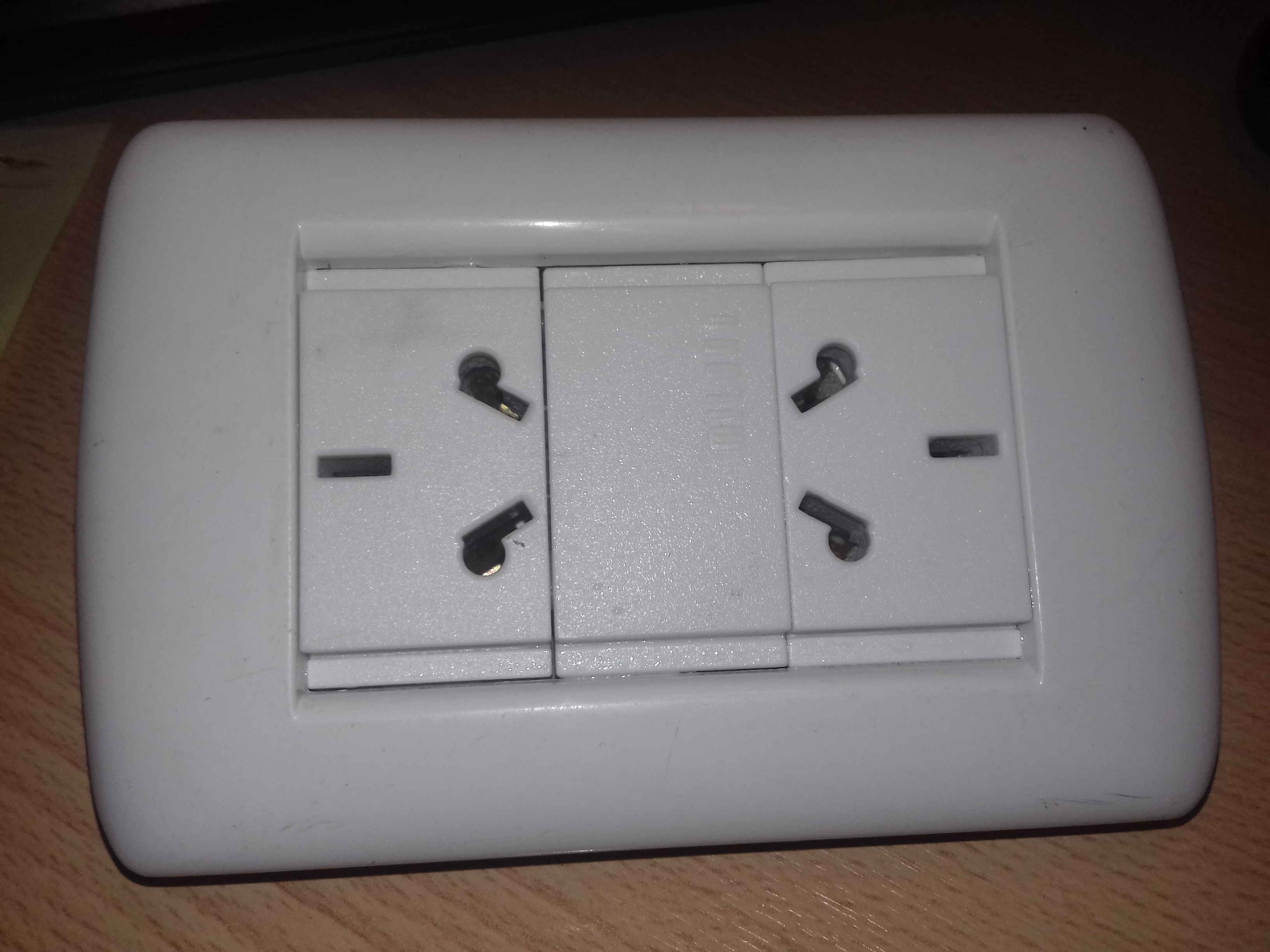 Protector para toma corriente de 220v tipo I de tres patas para chicos.