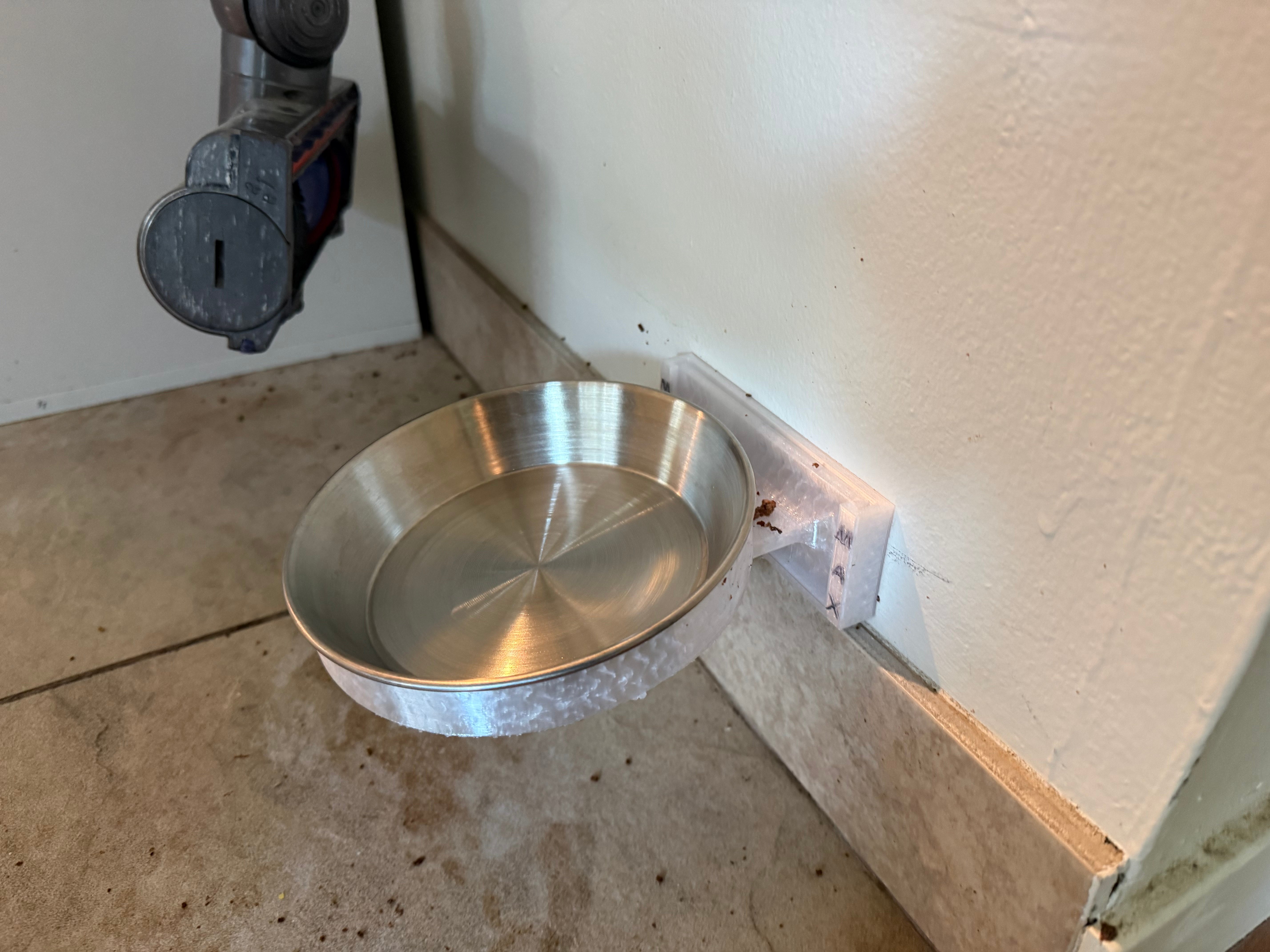 Wall-mounted cat bowl