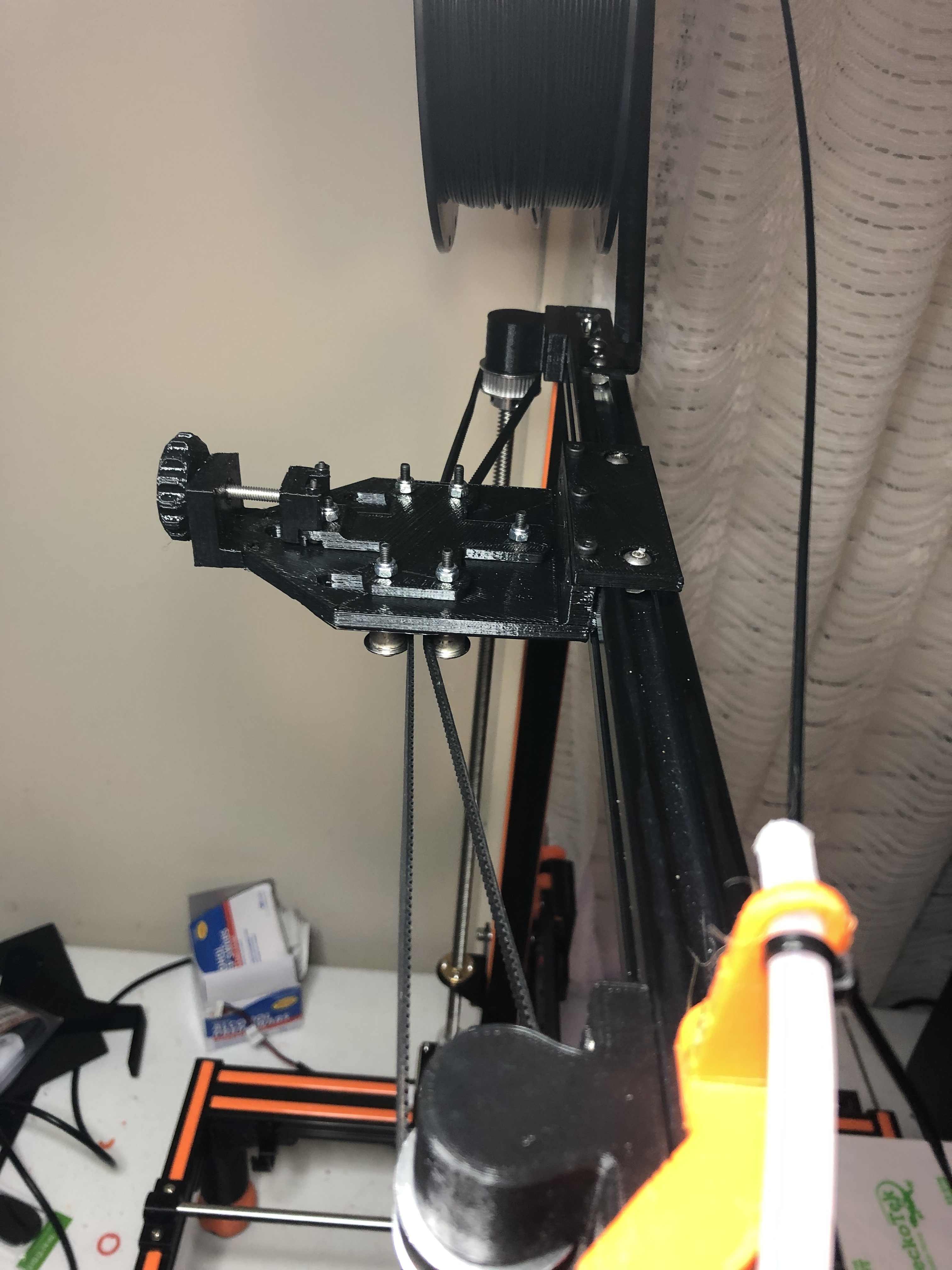 Anet E12; Z-axis sync screws and run on one stepper motor and reduce bed leveling.