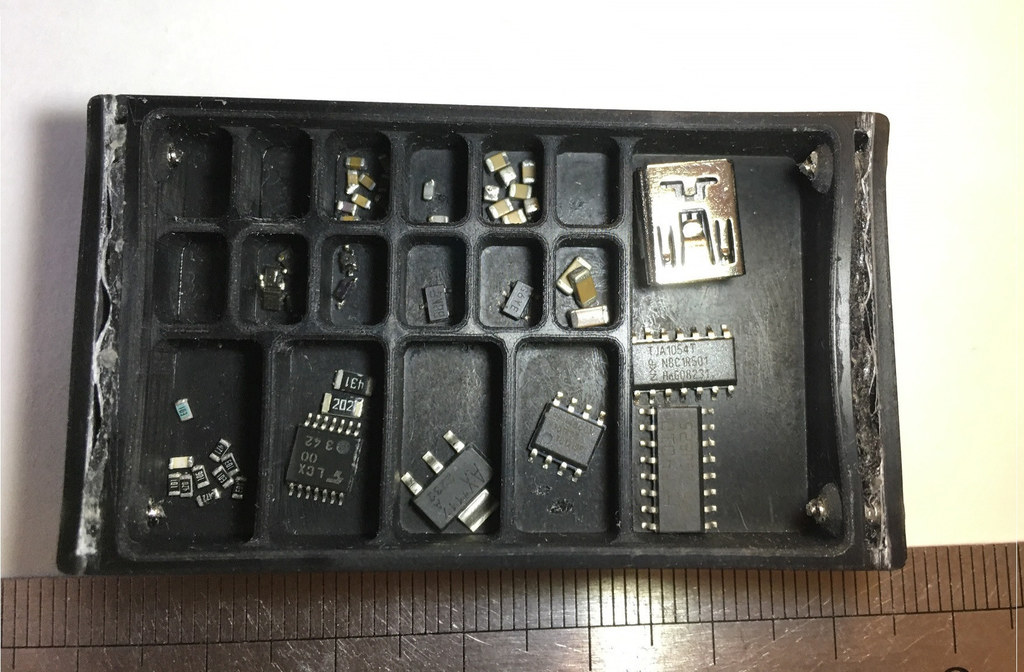 Tiny sticking anti-fall SMD assembly tray