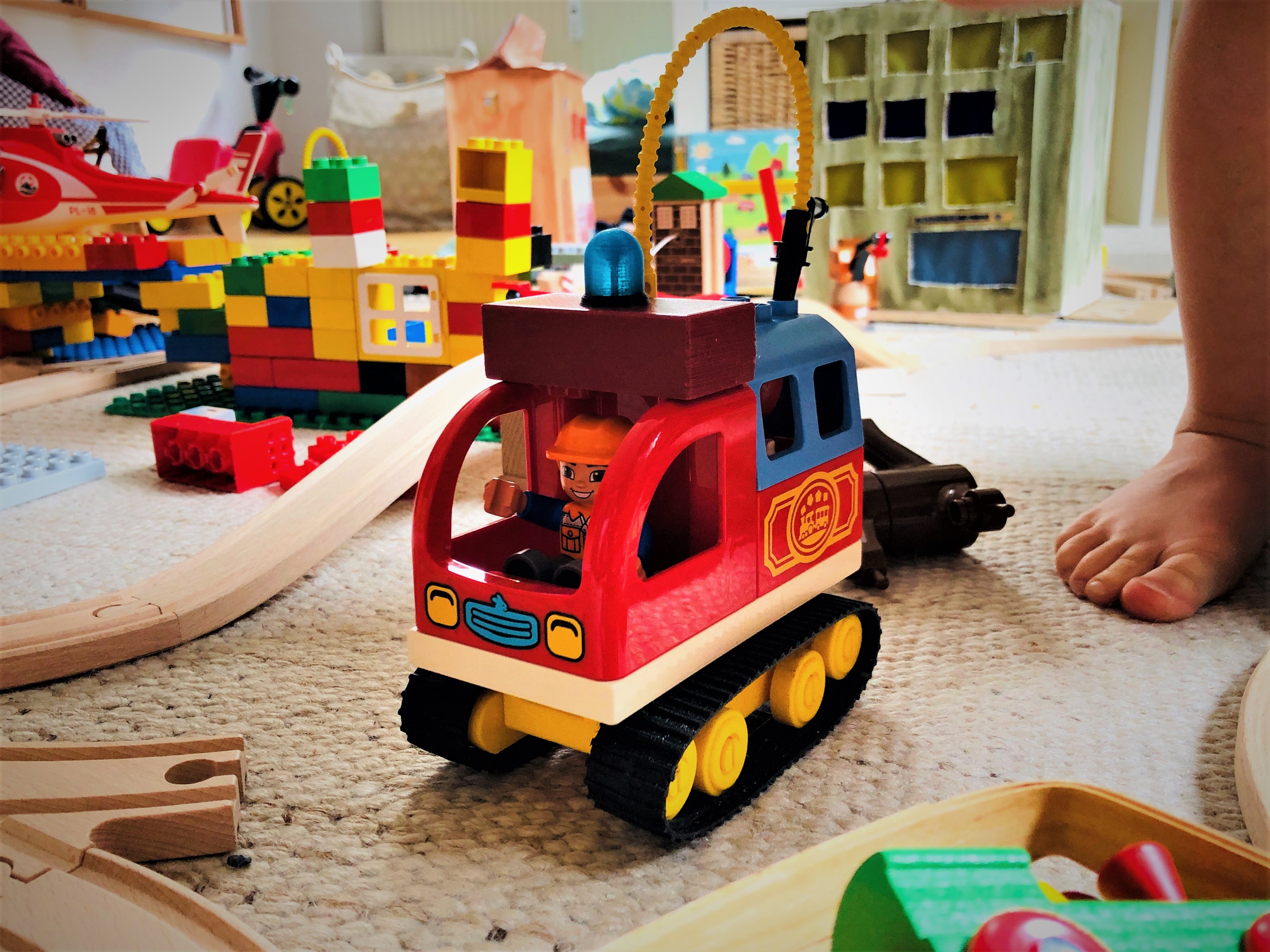 Large building bricks compatible tracked vehicle