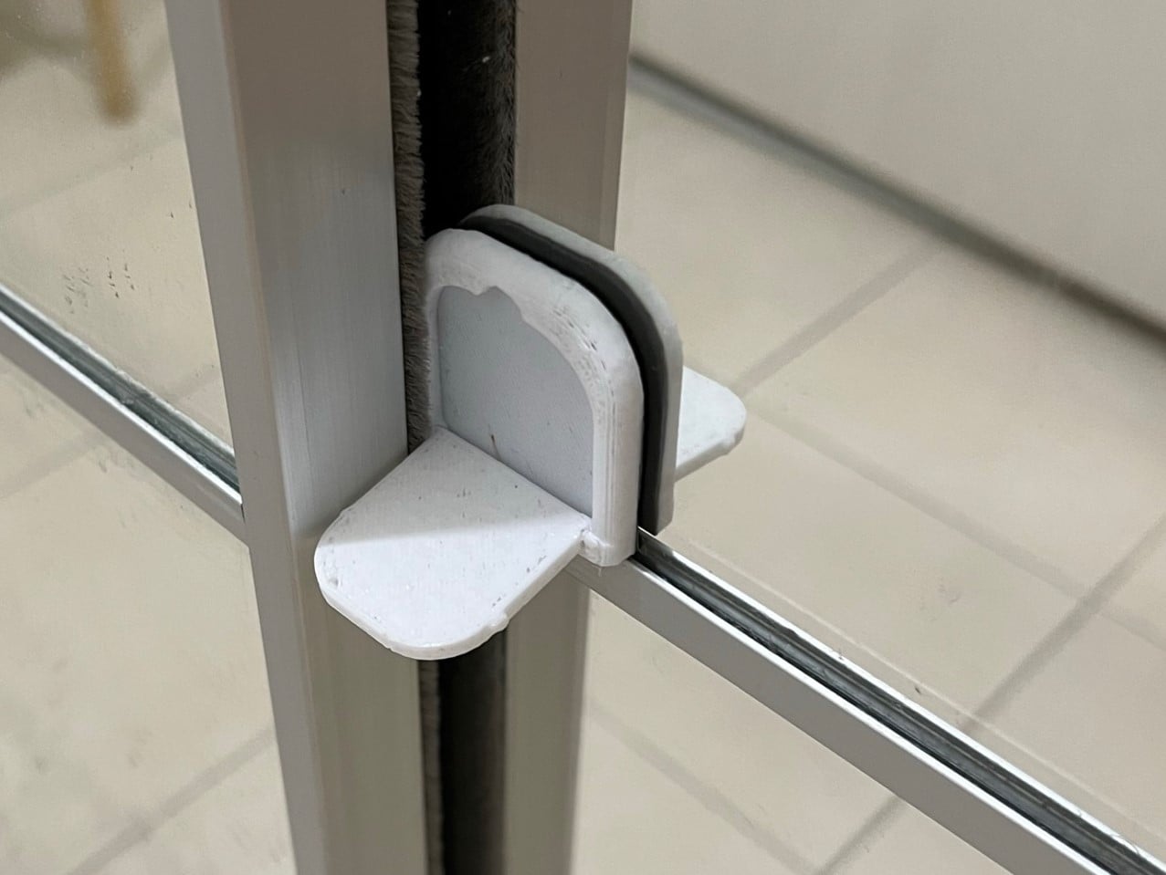 Closet sliding door lock - anti-pet access