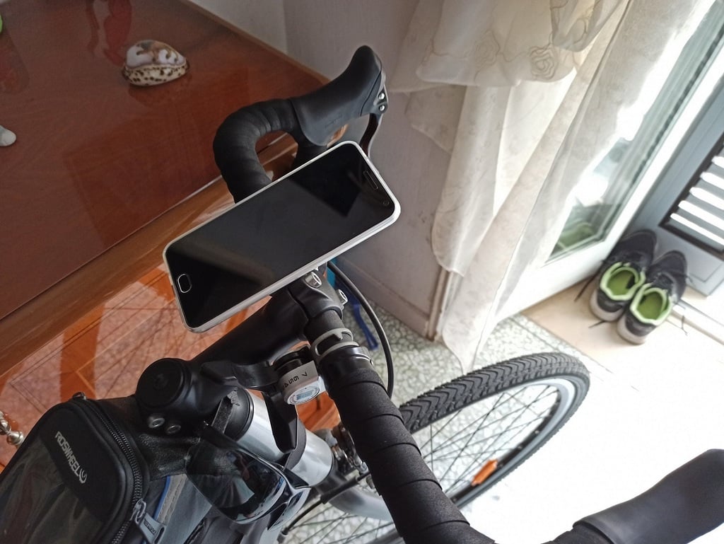 Bike smartphone mount with quick lock