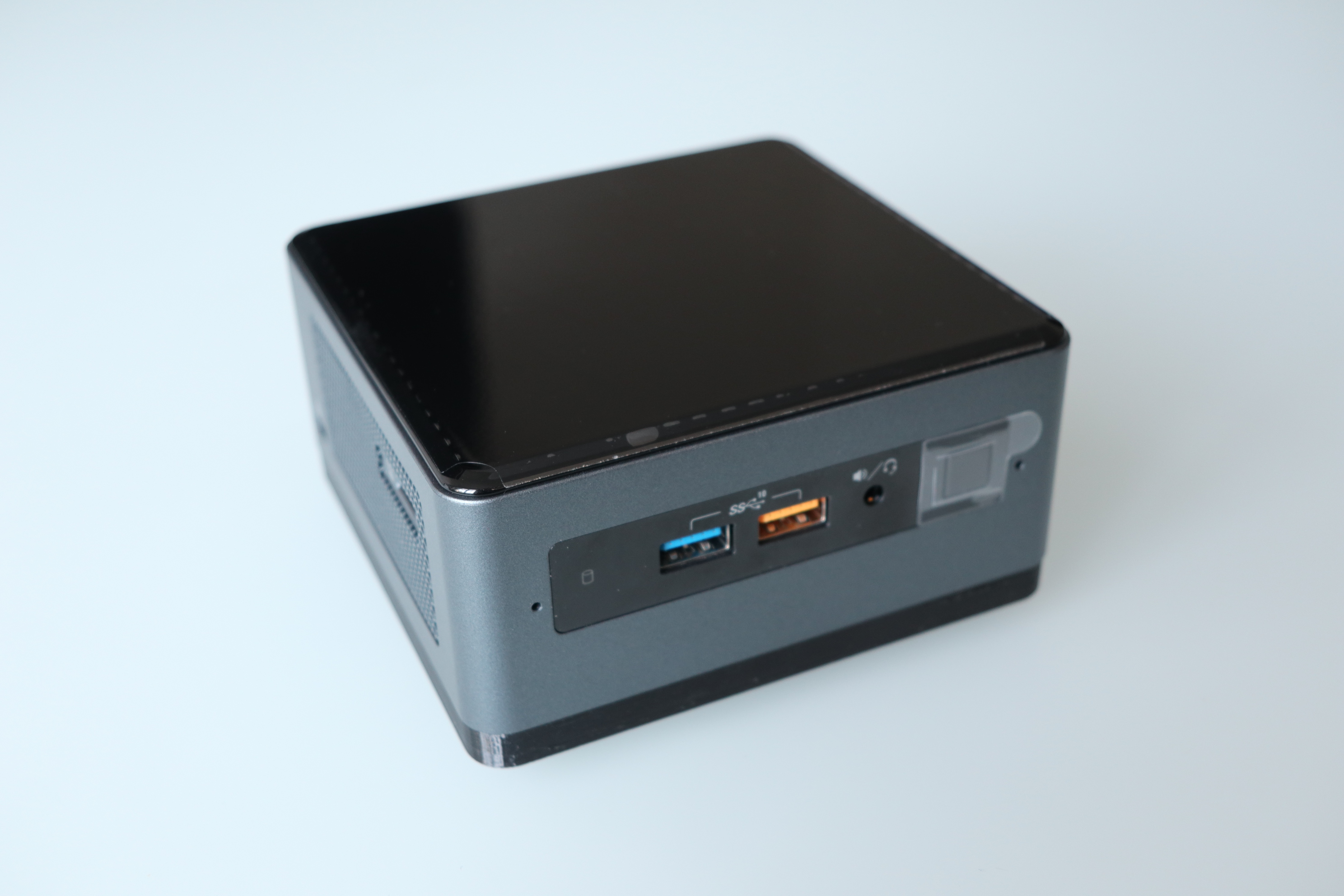 Intel NUC 8 expansion base for 15mm 2,5" HDDs