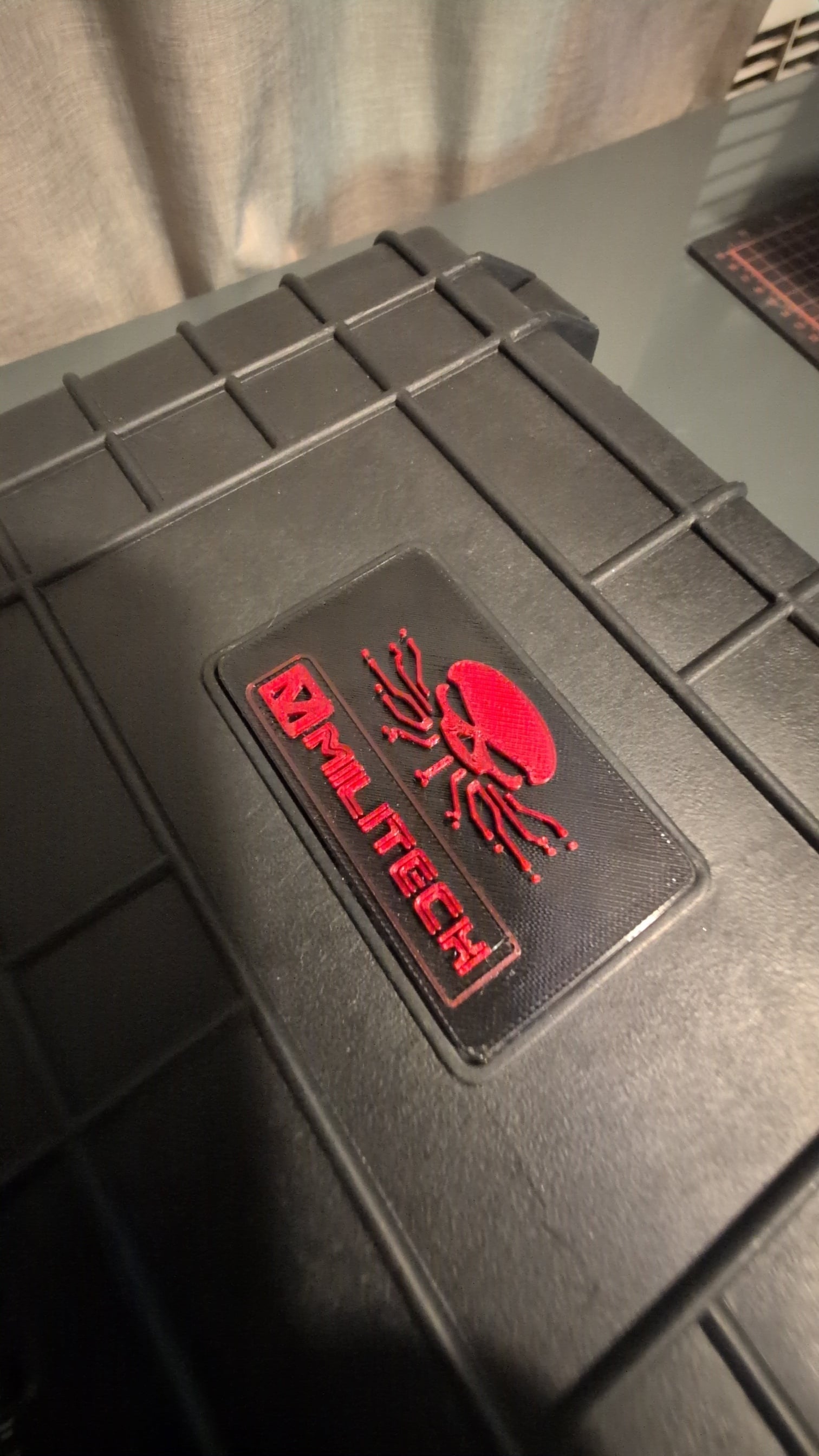 Apache 1800/2800 case badge