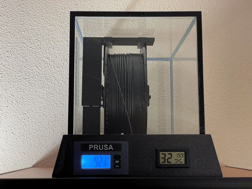 Filament guide for filament drybox with scale