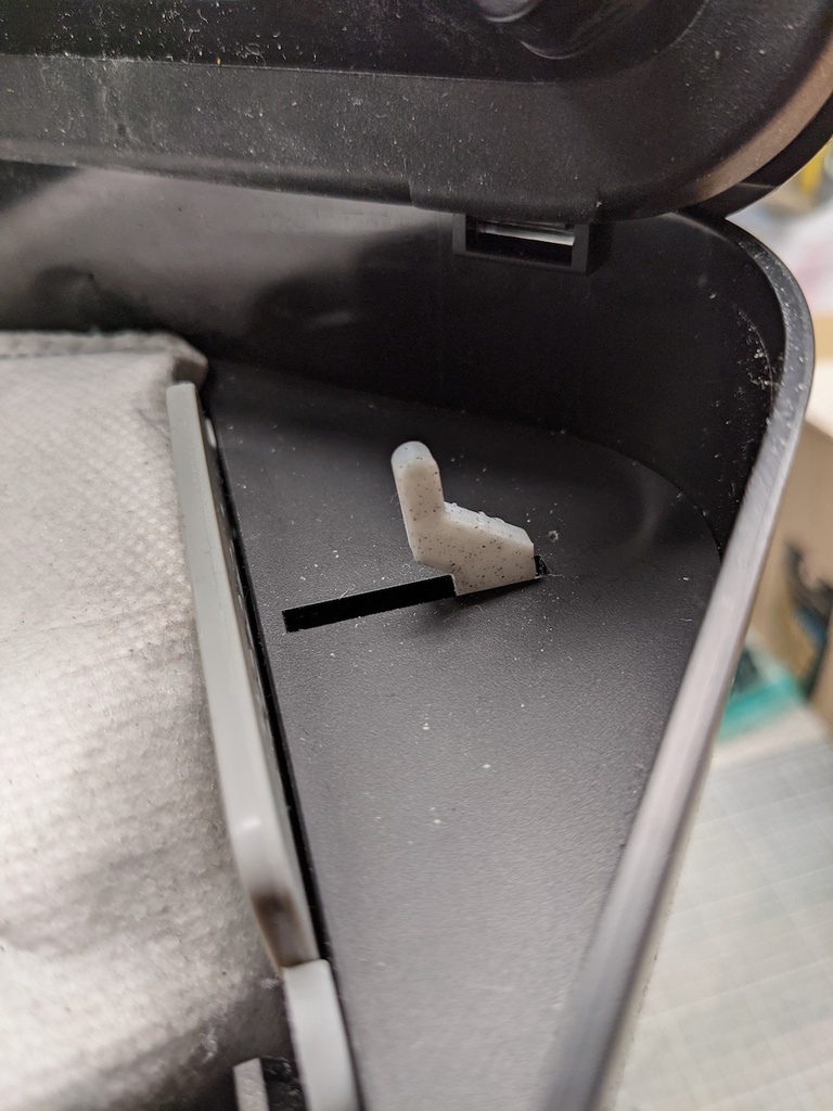 Roomba i7+ CleanBase lid hook replacement
