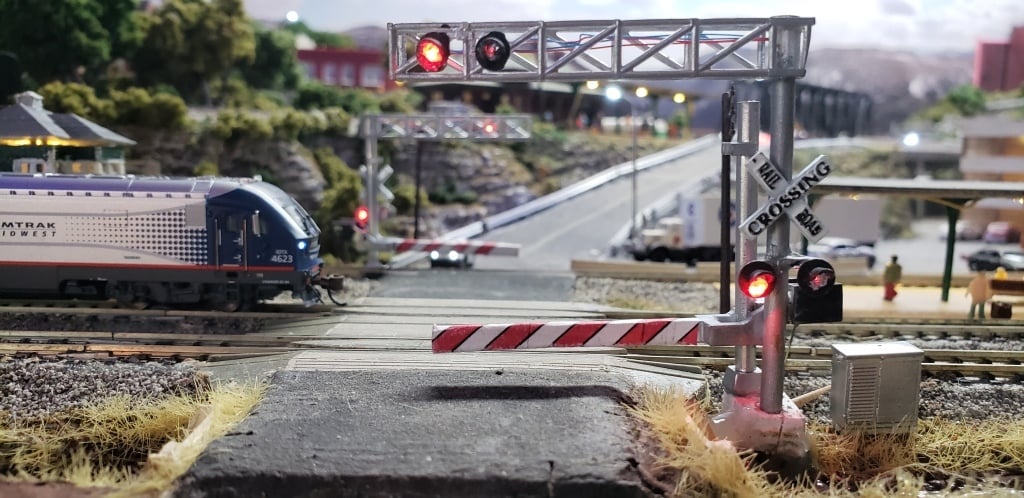 N-Scale Cantilever Crossing w/gate