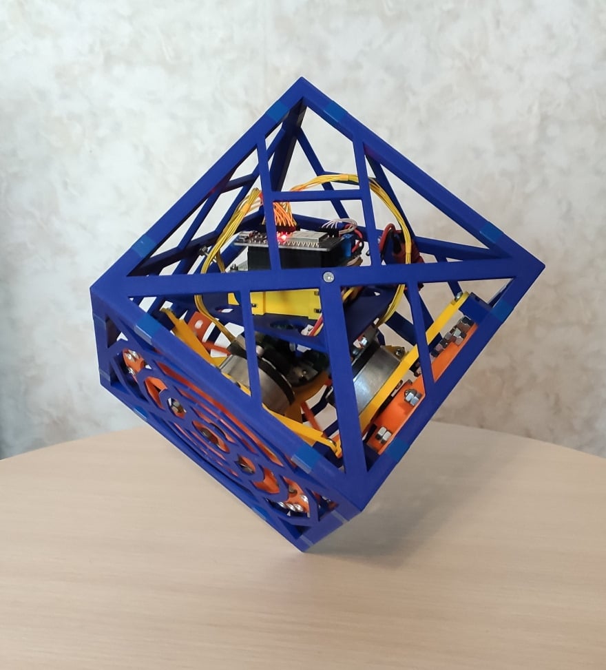 Self balancing cube