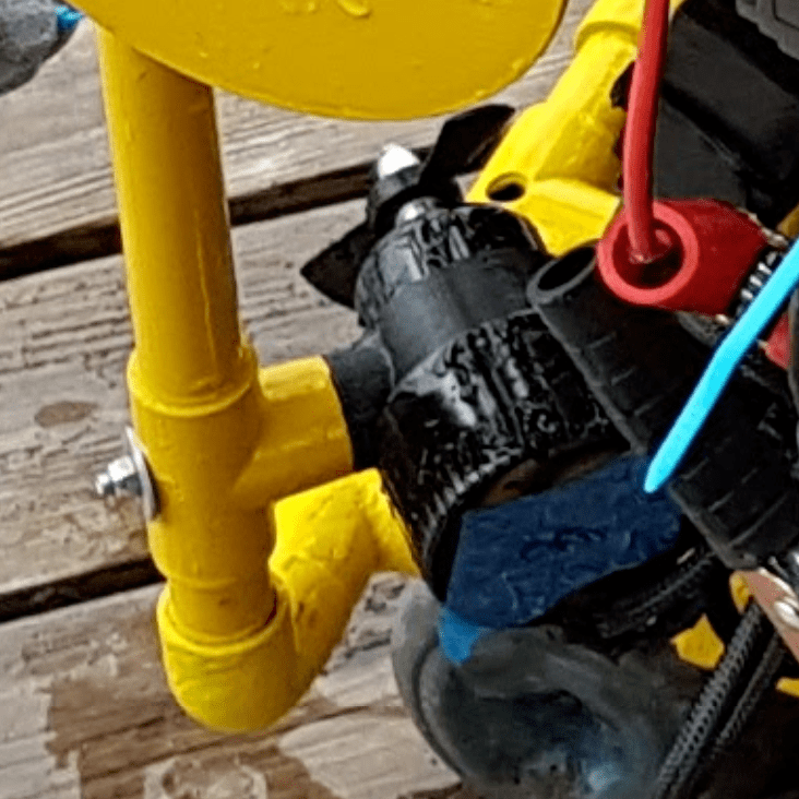 Bilge pump mount for a 20mm PVC Tee