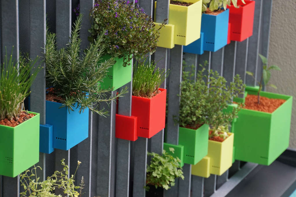  Balcony Garden: Self-watering flowerpots/planters for balcony railings (parametric)
