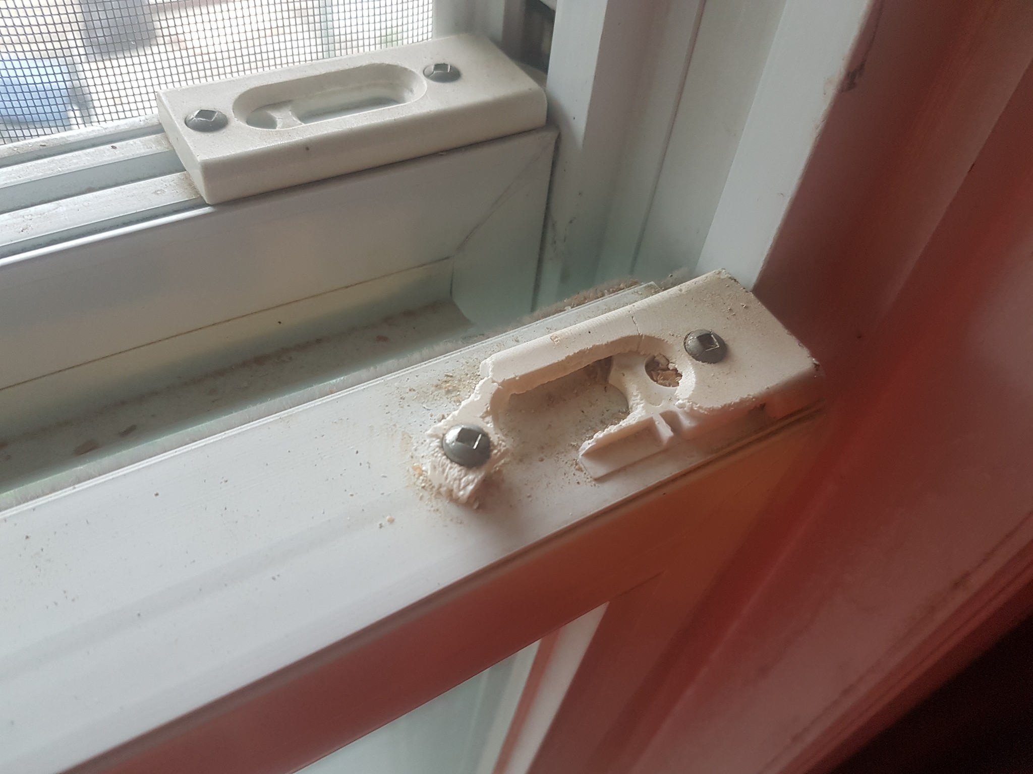 Window centre lock and side clips