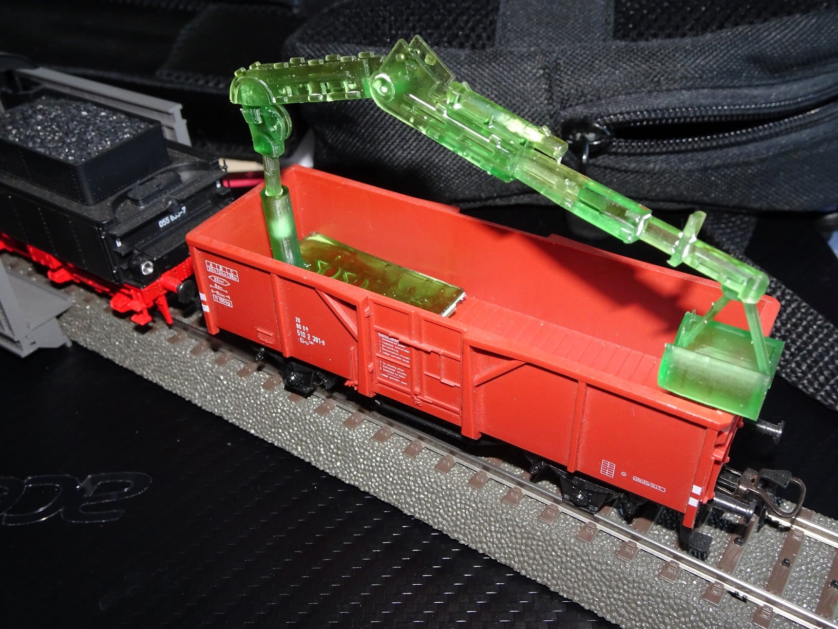 HO train coal crane