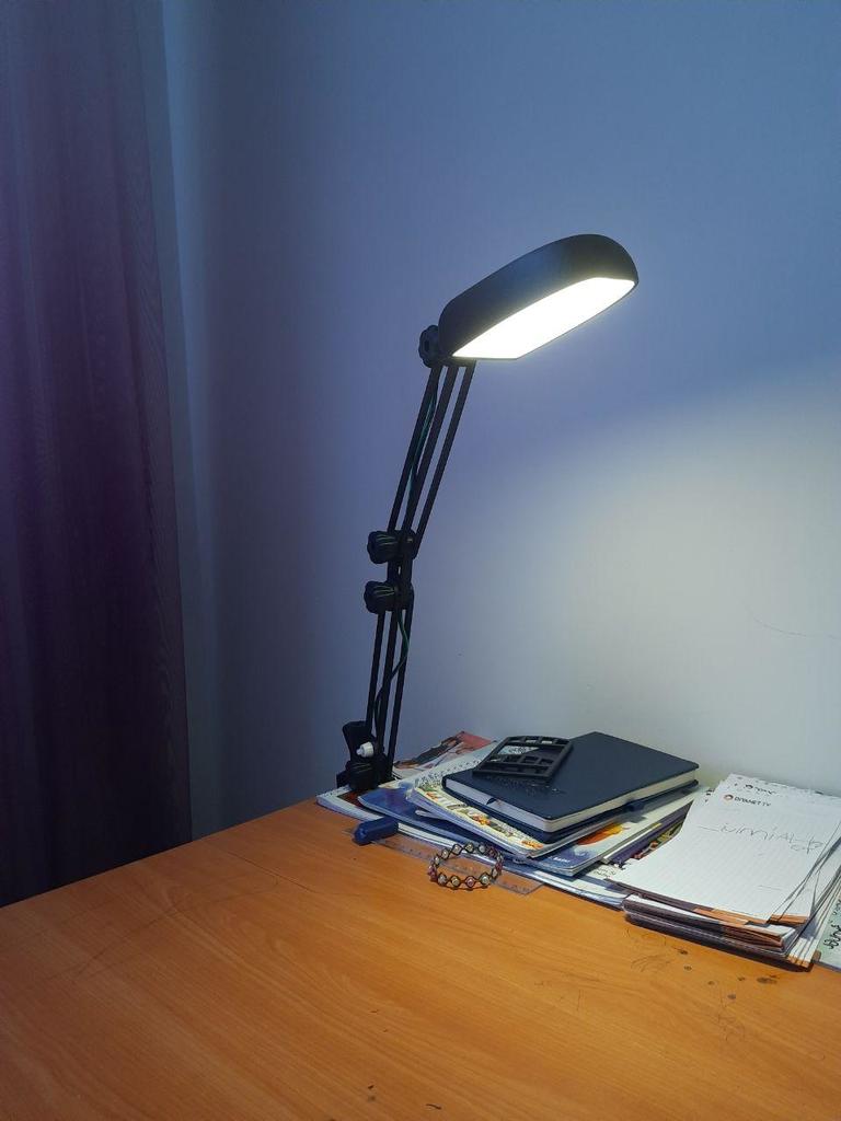 Desk lamp with clamp