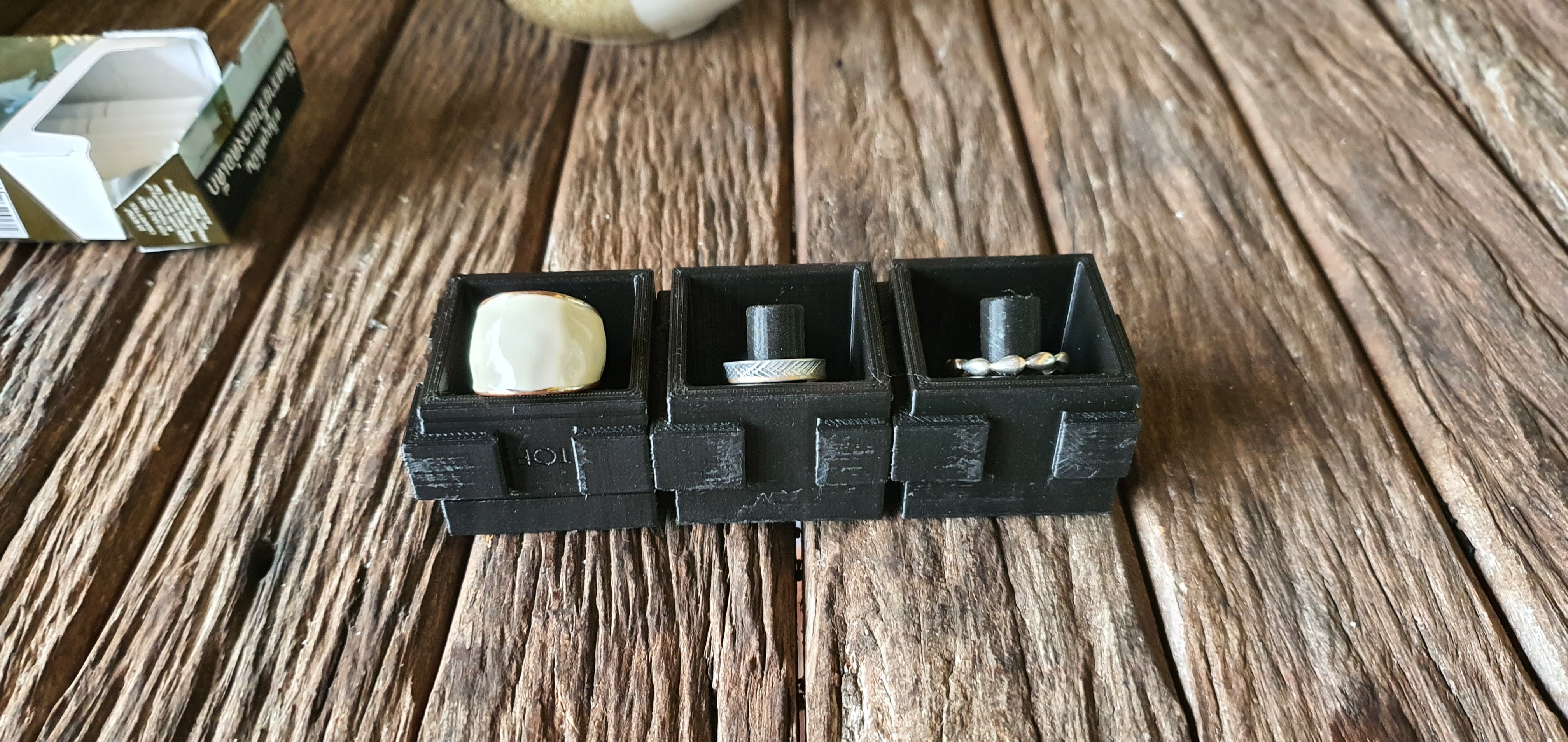 Emmani ring holder