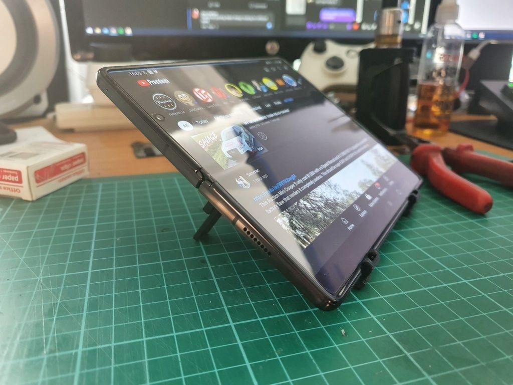 Samsung Galaxy Z Fold 2 - Basic folding desk stand
