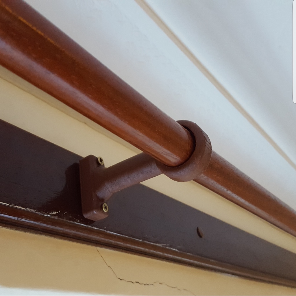 Curtain rail support bracket