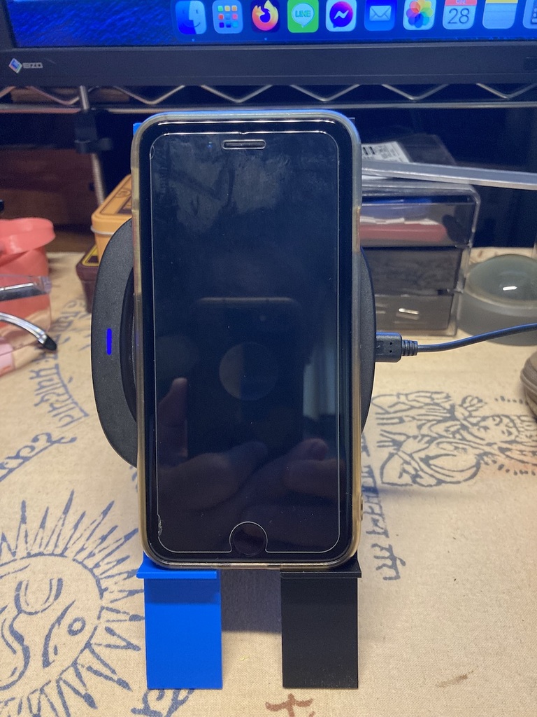 iPhoneStand w/daiso wireless charger