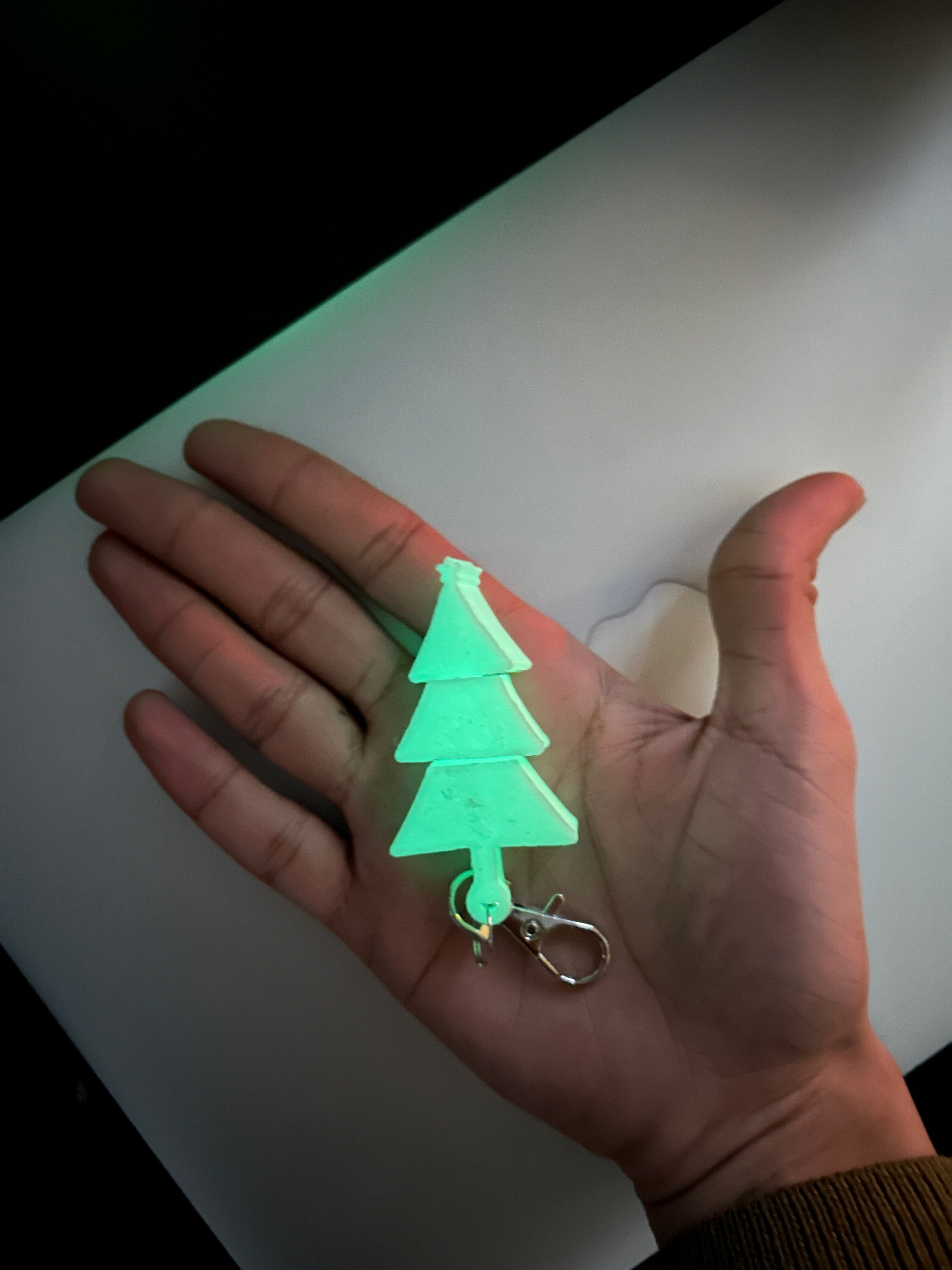 Glowing Christmas Tree Flexi Fidget Keychain – Fun Holiday Print
