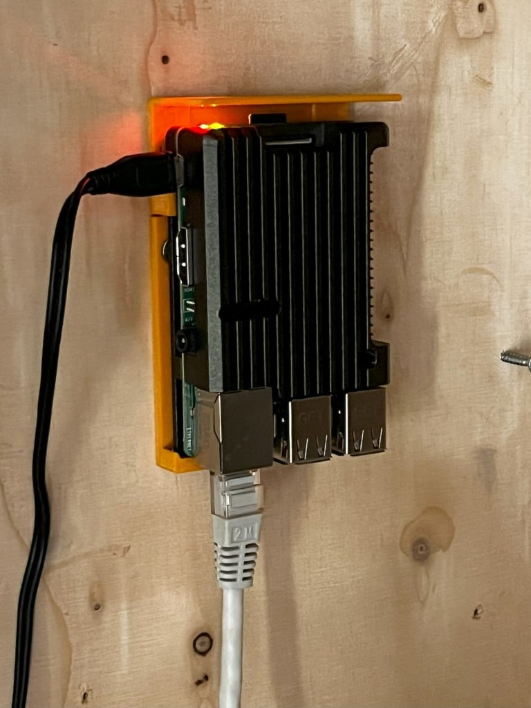 Wallmount for Raspberry Pi with heatsink