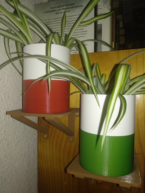 macetero con autorriego y soporte / self watering planter with wall mounter