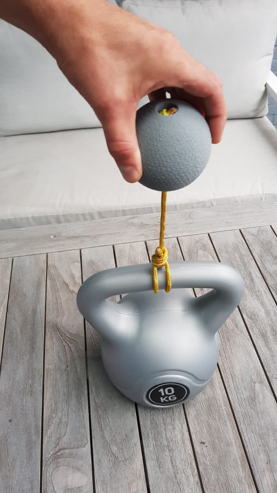 Climbing grip / hang / pull-up ball