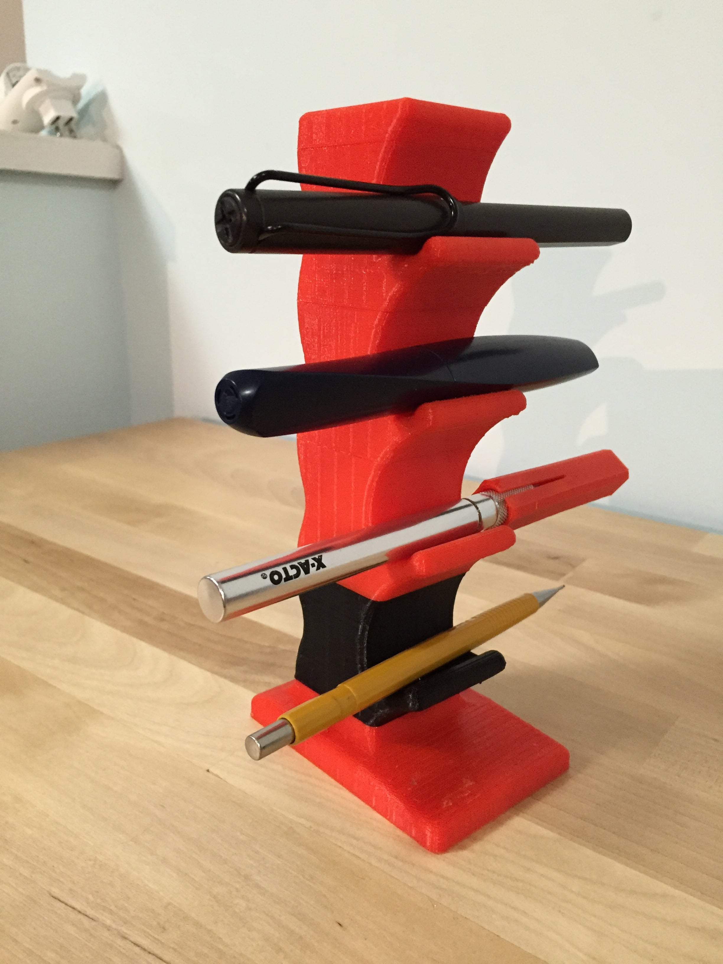 Desktop modular pen stand