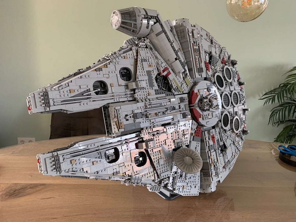 Stand for the Millennium Falcon 75192 