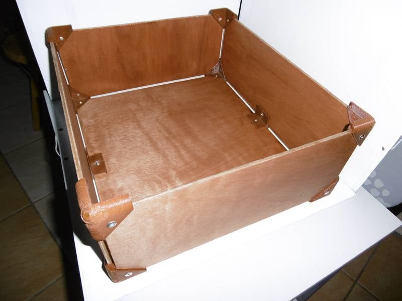Corner wooden box