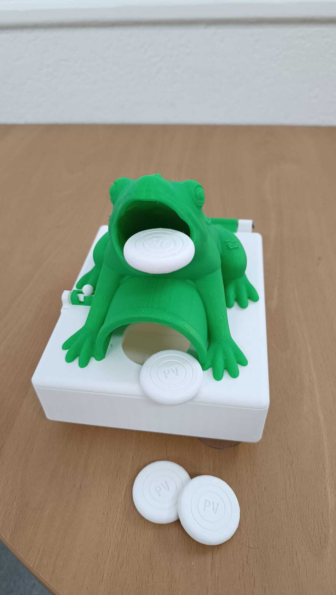 Portable Frog Game (Xogo da Rá portátil / Juego de la Rana portátil) – Polos creativos